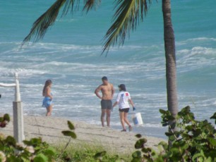 Les Canadiens ont nettoyé la plage de Hollywood en Floride