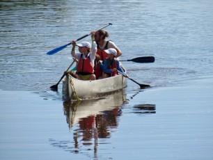 Canoe sur le canal à Flamingo