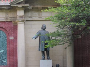 Statue de l'abolitionniste Henry Ward Beecher à côté de sa Plymouth Church à Brooklyn Heights, New-York