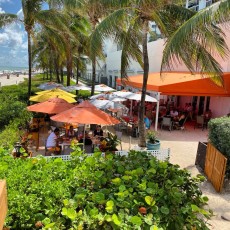 Le restaurant Tahiti Beach sur la plage de Sunny Isles (Miami)