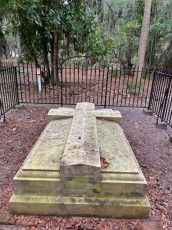La tombe de Noble Jones près des ruines de sa fortification à la Wormsloe Plantation à Savannah