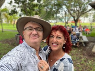 Gwendal Gauthier (directeur du Courrier des Amériques) avec la chanteuse Brigitte Leblanc durant de la Journée du Québec 2022 avec le Club Richelieu à Pembroke Park en Floride