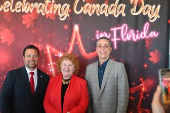 Susan Harper (console générale du Canada) entourée de Josh Levy (maire de Hollywood) et de Ben Sorensen (maire adjoint de Fort Lauderdale) lors de la fête du Canada Day 2022 à Fort Lauderdale en Floride.
