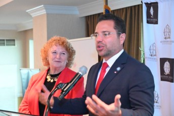 Susan Harper (consule générale du Canada) et, Josh Levy (maire de Hollywood) lors de la fête du Canada Day 2022 à Fort Lauderdale en Floride.