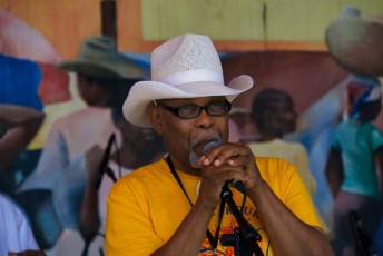 Remise de récompense à Jan Mapou durant la Fête du livre de Little Haïti 2023