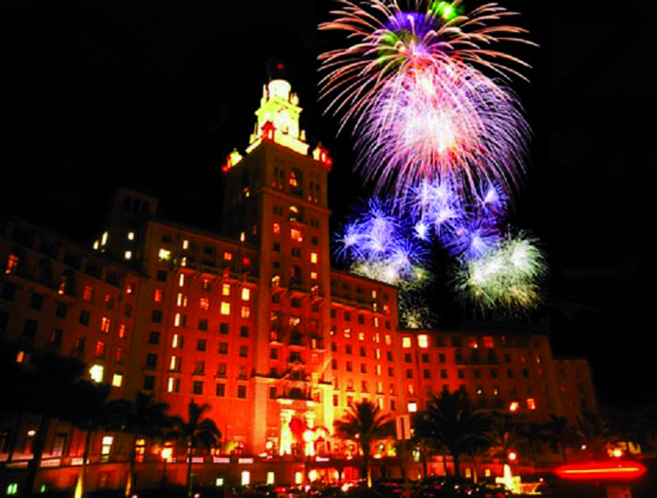 Feu d'artifice au-dessus du Biltmore de Miami le jour d'Independance Day.