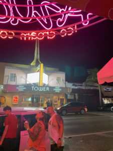 Vu du Tower Theater de Little Havana depuis l glacier "Azucar" de l'autre côté de la Calle Ocho