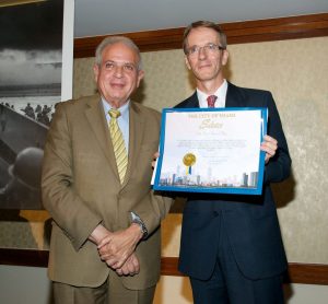 Tomas Regalado, maire de Miami, et Philippe Létrilliart, consul général de France.