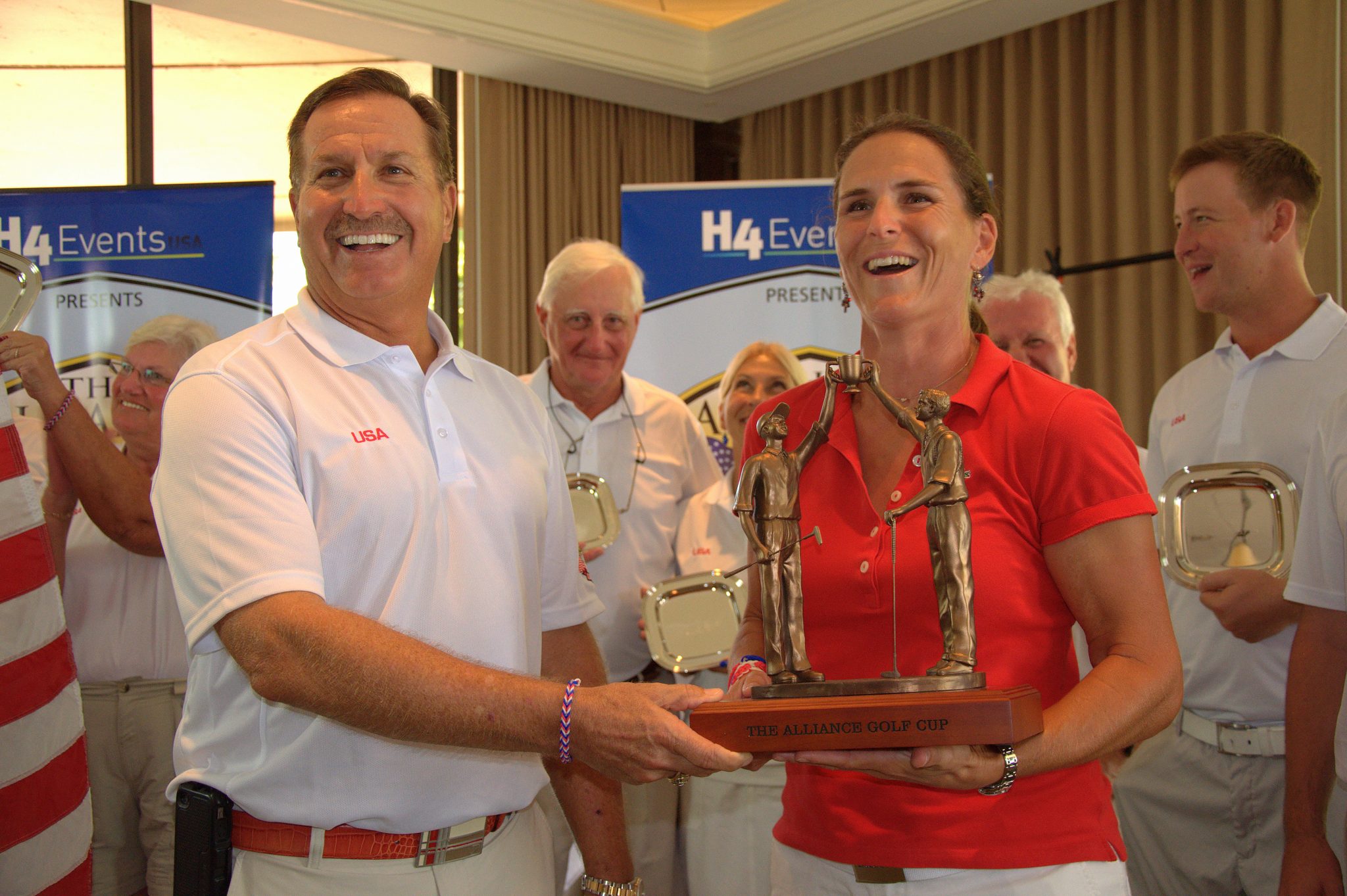 Les Américains ont laissé Patricia Meunier-Lebouc poser avec la coupe : leur victoire était courte !