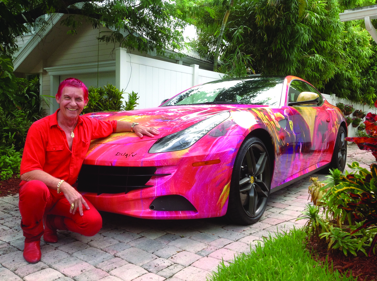 Duaiv à Fort Lauderdale devant sa dernière réalisation, une Ferrari FF. (photo : Courrier de Floride).