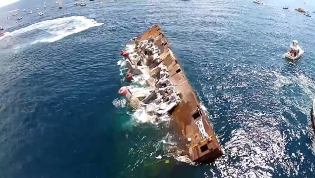 La barge s'est retournée peu après son départ (image : youtube)