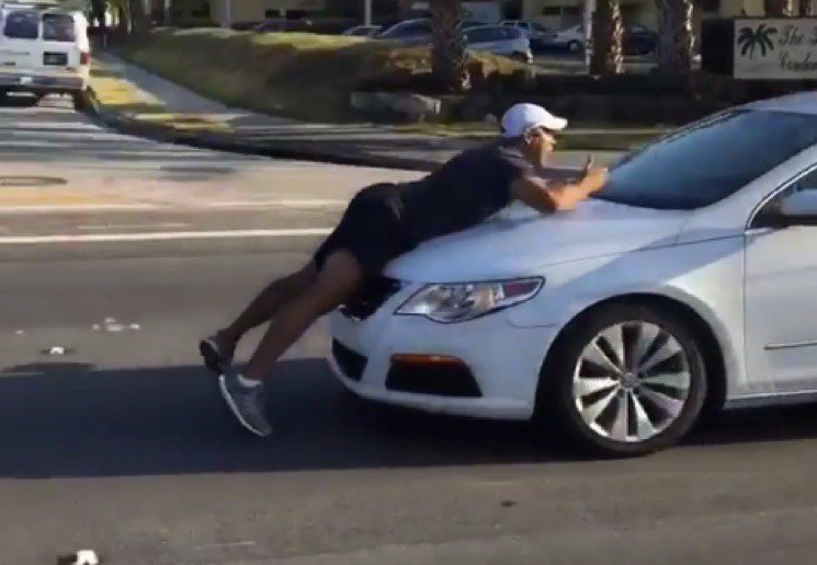 accroché au capot de voiture