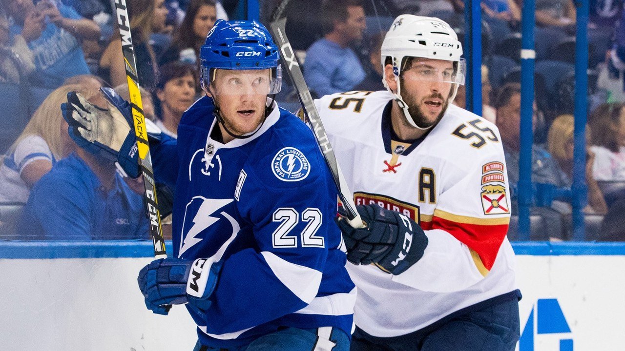 Le joueur québécois Jason Demers (à droite) face au l Lighting (crédit photo : Florida Panthers)