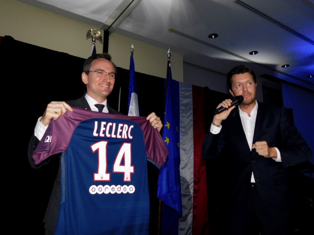 Sébastien Wasels (PSG) remet un maillot à son nom au consul de France Clément Leclerc.