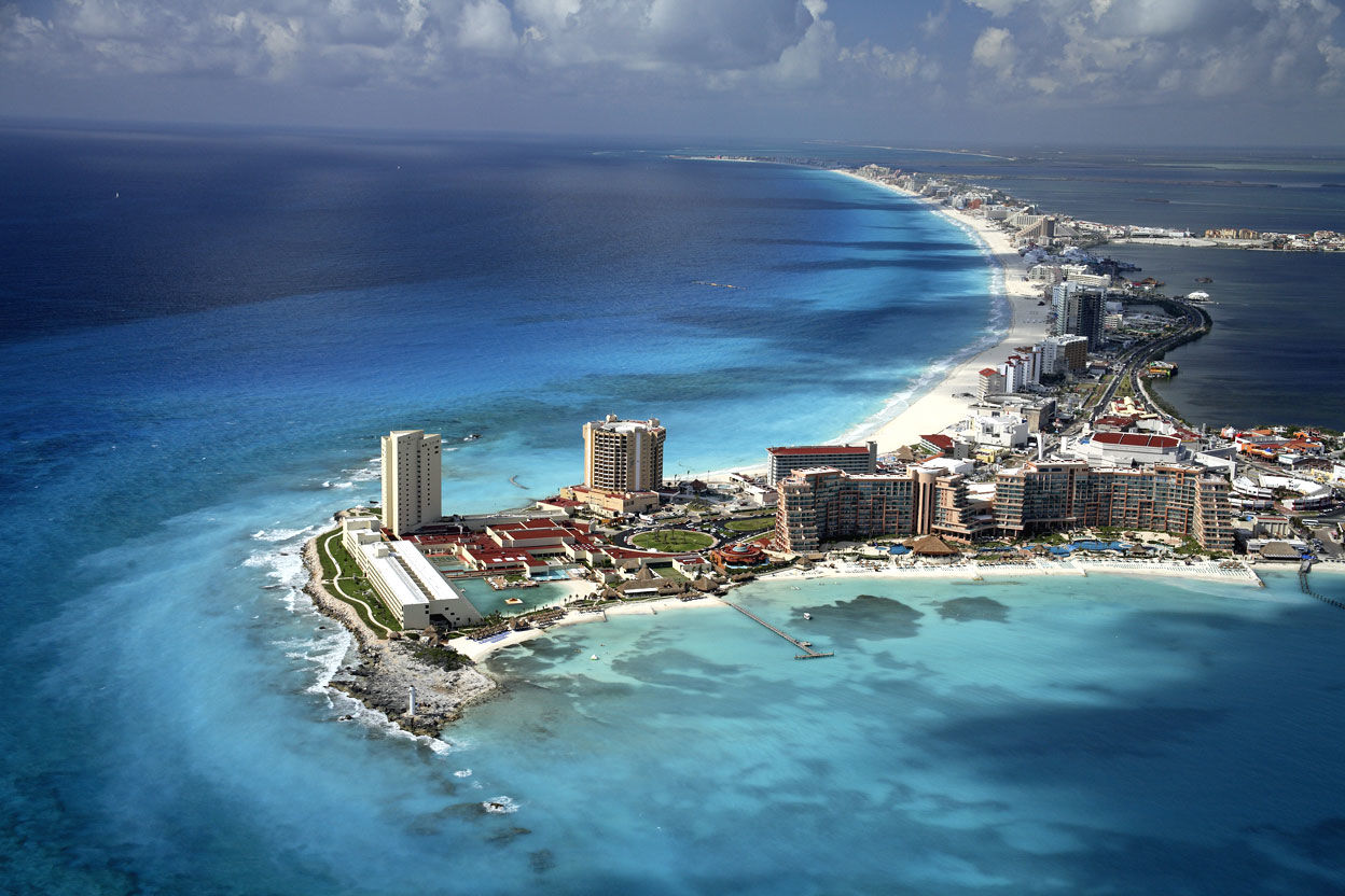 vue aérienne de la zone hôtelière de Cancun au Mexique