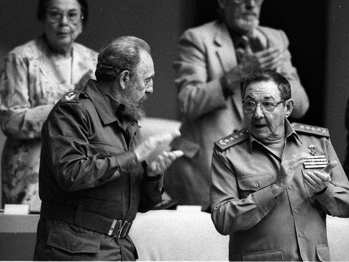 Fidel et Raul Castro à l'assemblée.
