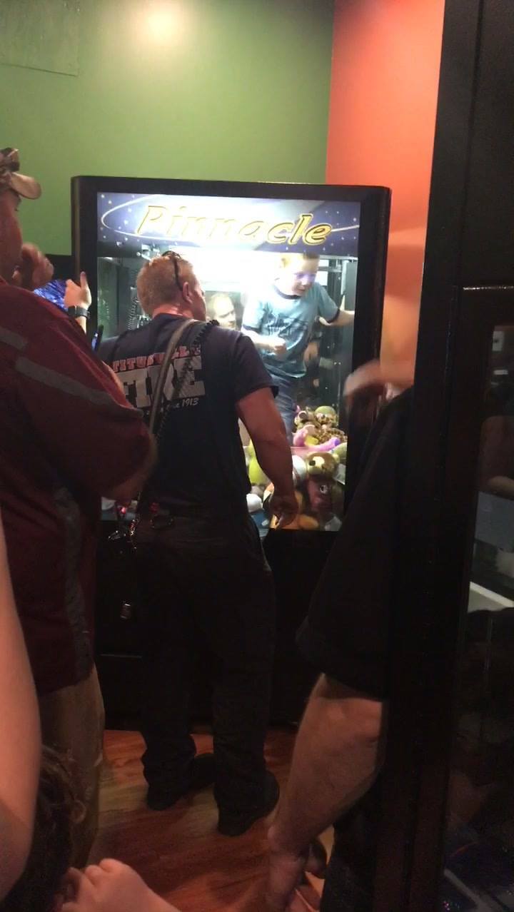 Un enfant coincé dans une machine à pinces.