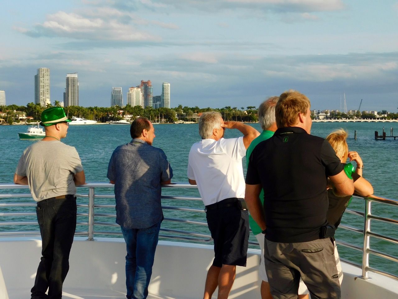 La Croisière s'amuse : soirée croisière québécoise sur les rivières entre Miami et Miami Beach, organisées par Go 2 Vacations et Galaxy Tours.