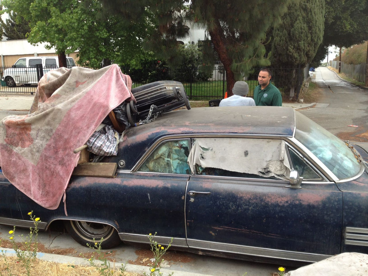 Voiture servant de logement dans les rues de Los Angeles