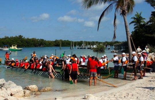 Courses de Dragonboats au départ de la magnifique Sombrero Beach de l'île de Marathon.
