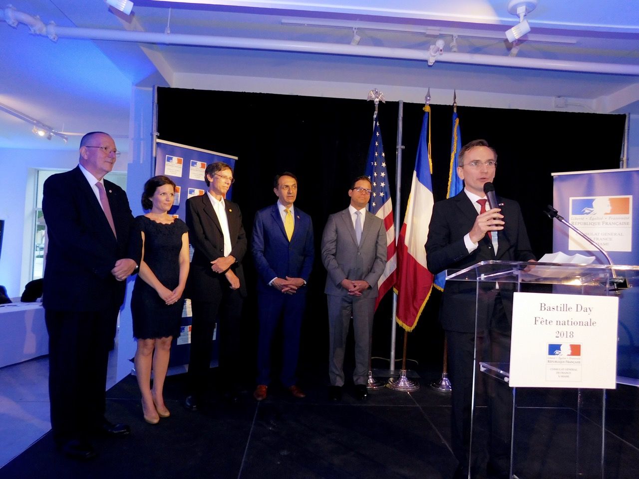 Clément Leclerc (au micro) avec (de gauche à droite) Xavier Capdevielle (conseiller consulaire), Dean Trantalis (maire de Fort Lauderdale), Philip Stoddard (maire de South Miami) et le Lieutenant-Gouverneur de Floride : Carlos López-Cantera (N°2 de l'Etat de Floride).