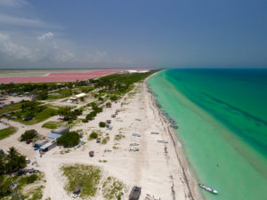 Vue aérienne des lacs roses de Las Coloradas au Mexique
