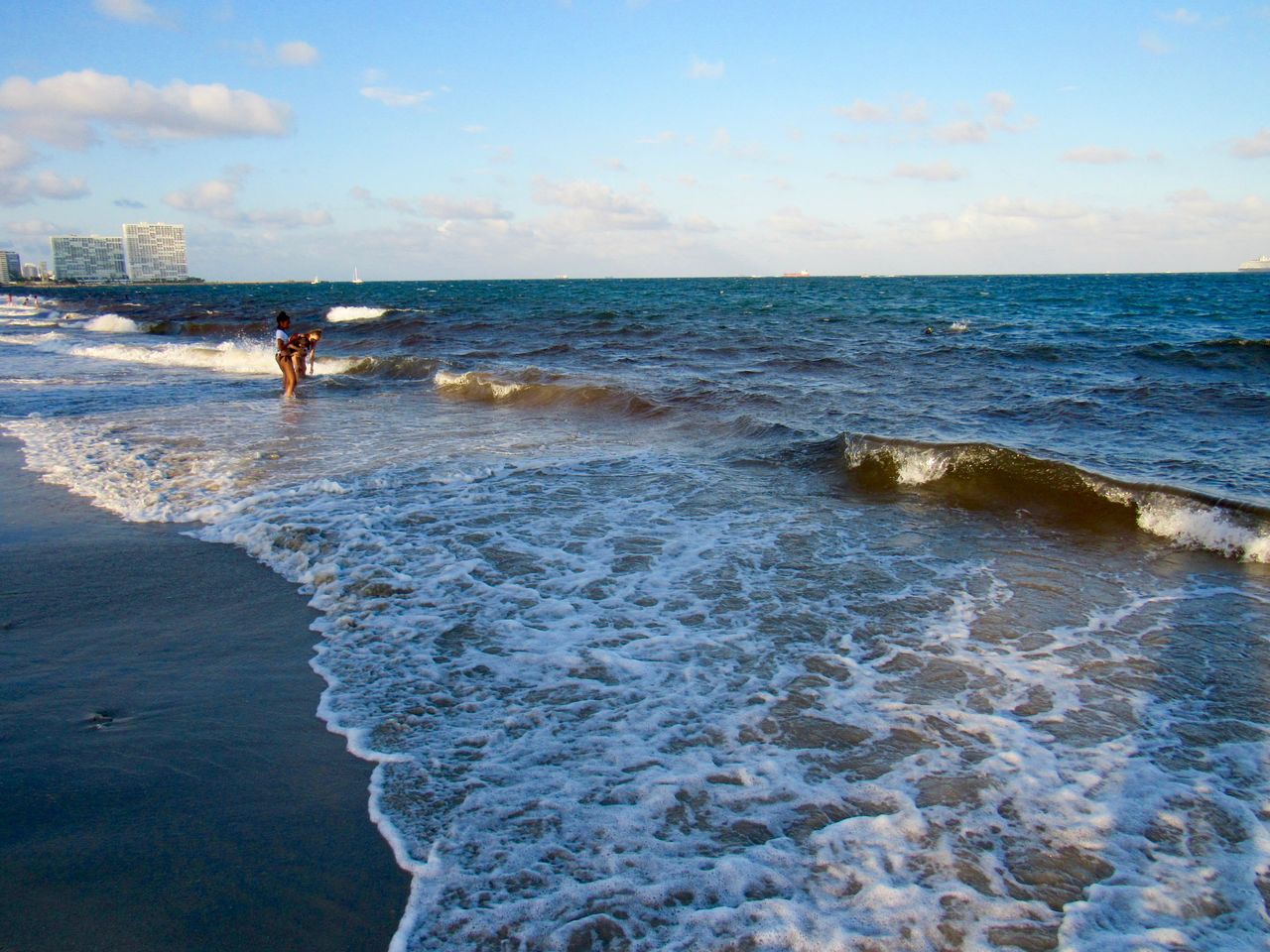 Marée rouge sur la plage de Dania Beach en Floride à la mi-octobre 2018