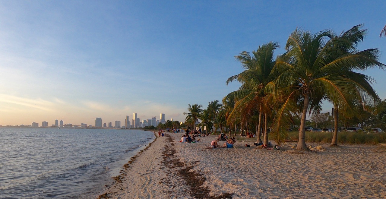 Coucher de Soleil à Hobie Island Beach Park, sur l'île de Virginia Key à Miami.