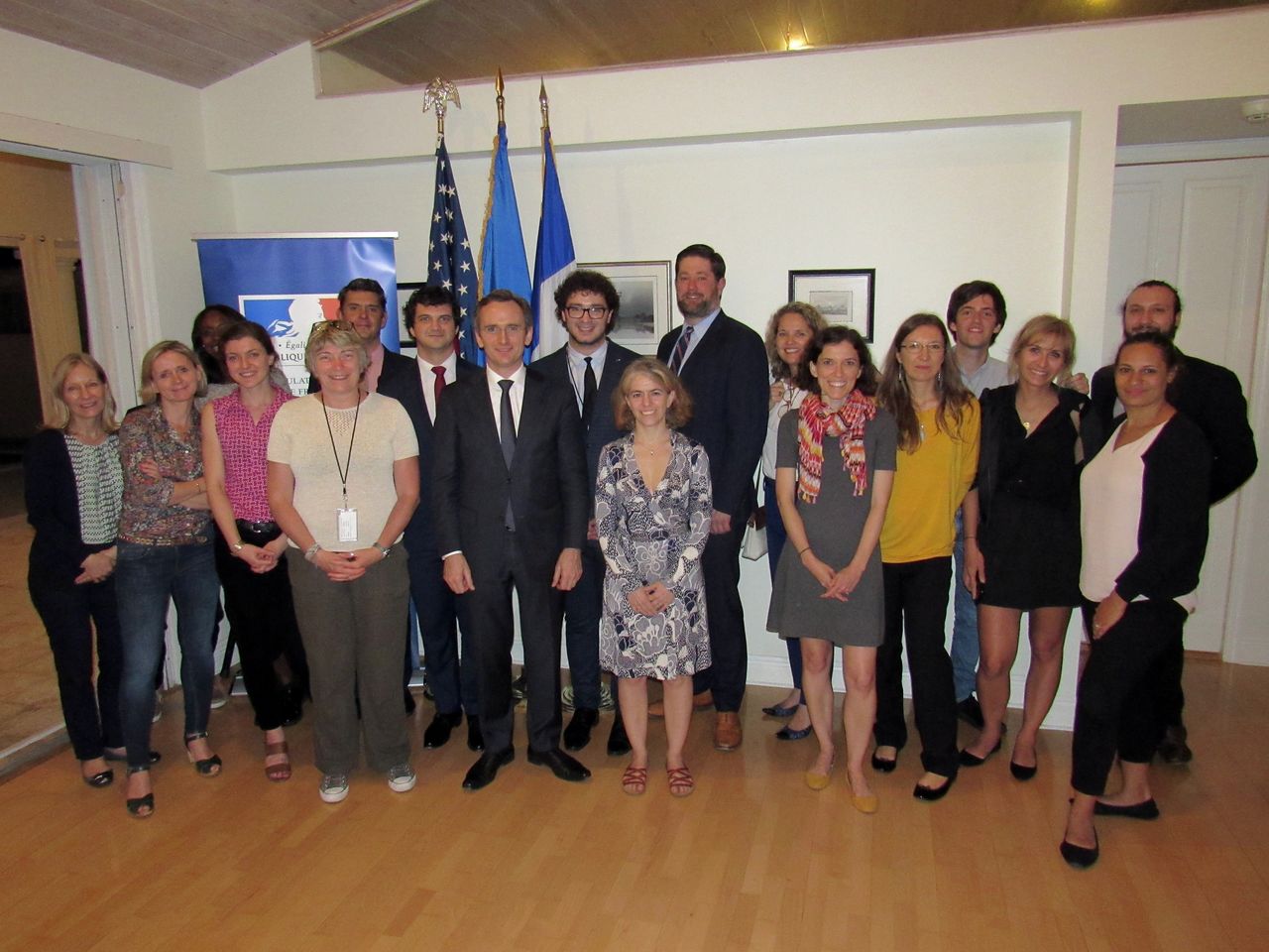 Les attachés de presses français d'Amérique du Nord autour du consul de France à Miami, Clément Leclerc.