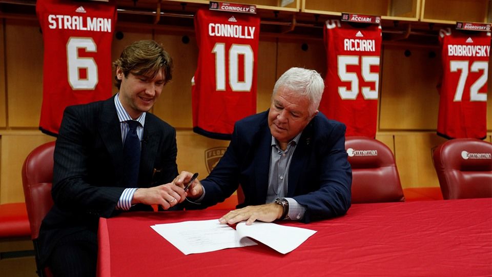 La signature de Bobrovsky avec le directeur général Dale Tallon.