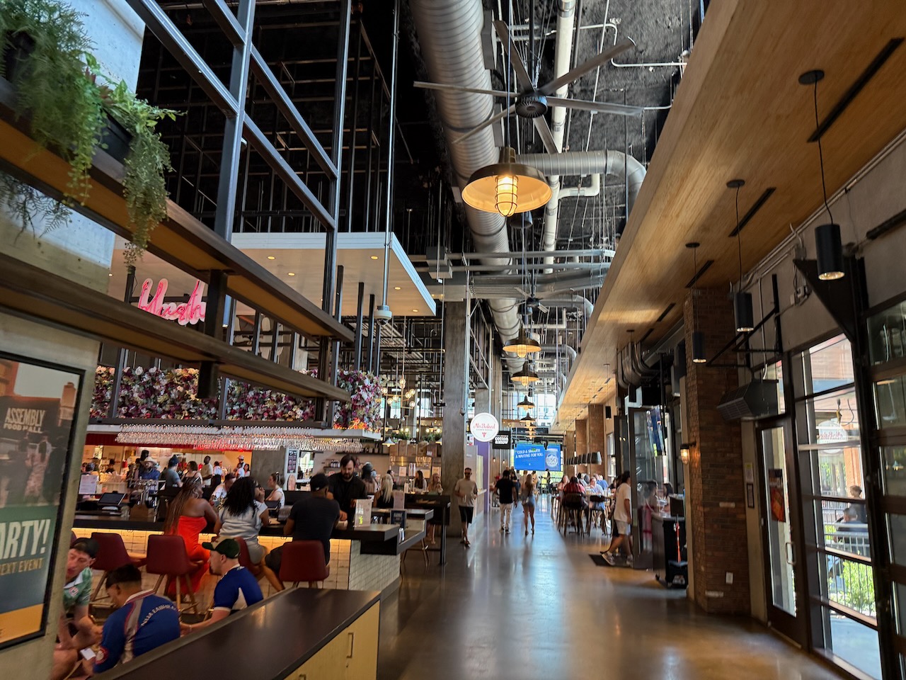 Assembly Food Hall est un très bon endroit pour s'arrêter manger avec des dizaines de points de ventes de restauration regroupés, et c'est à 30 mètres de Broadway