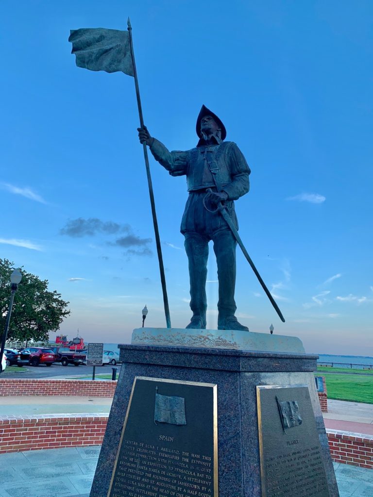 Coucher de soleil sur la statue du conquistador Tristan de Luna au bout de Palafox Street à Pensacola