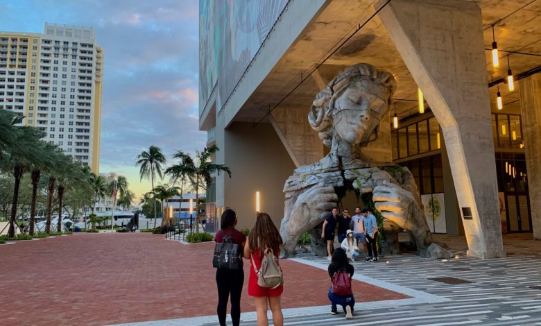 La sculpture "Thrive" près des quais de Fort Lauderdale