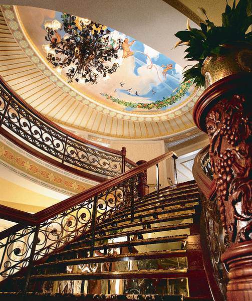 Croisière sur le Mississippi. Cette Photo : le grand escalier de l'American Queen.