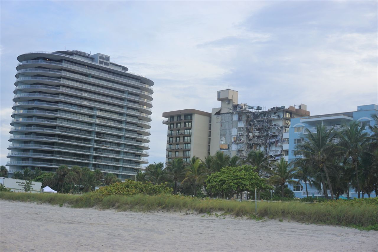 VUE DE CHAMPLAIN TOWERS DEPUIS LA PLAGE photo courtesy VKLancaster ©