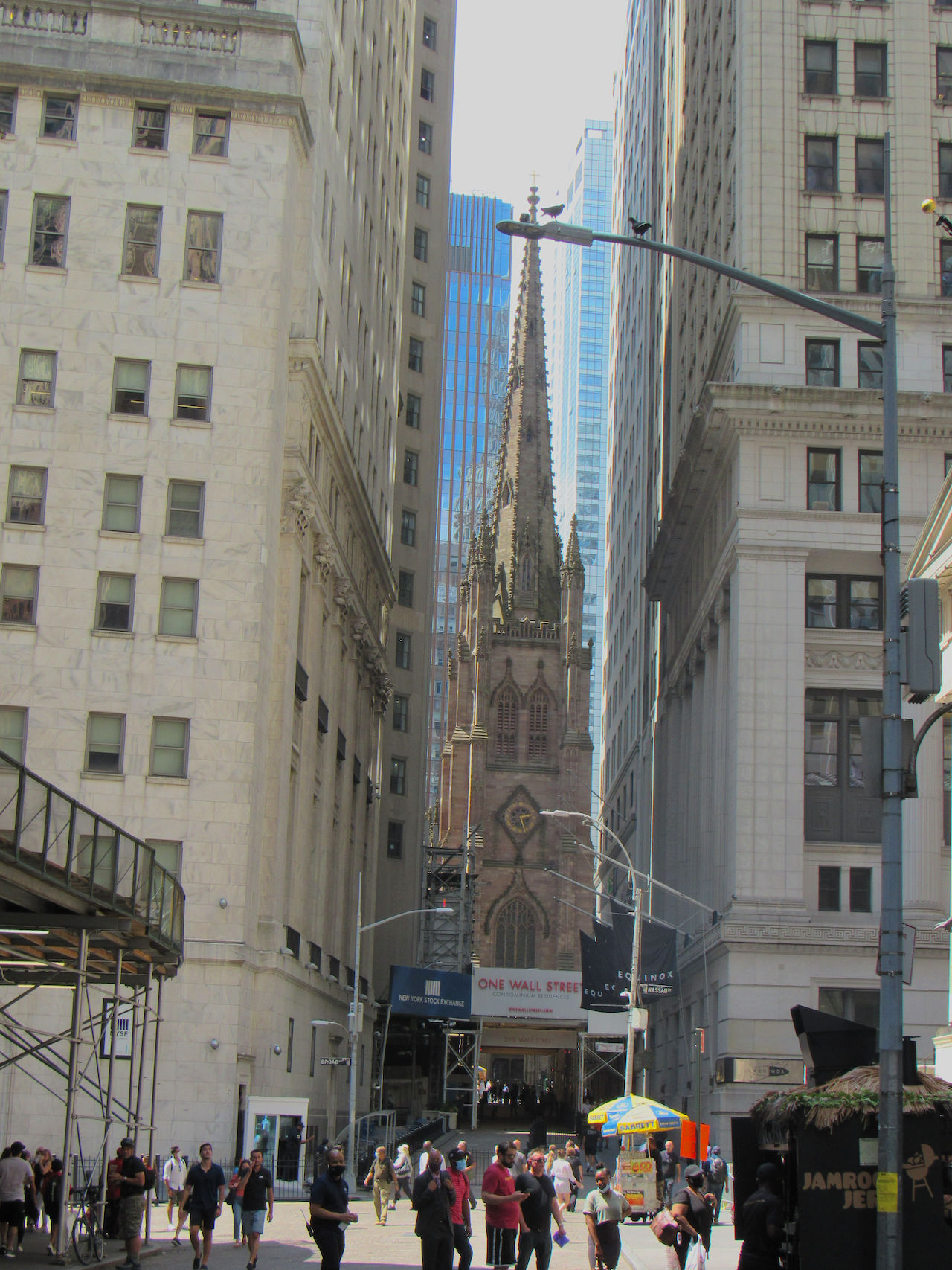 La Trinity Church au bout de Wall Street.