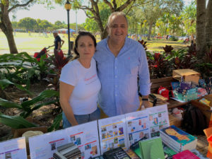 Sandrine Mehrez Kukurudz (Rencontre des Auteurs Francophones) avec Franck Bondrille (président du conseil consulaire de Miami), au marché de Noël français de Miami 2021, à Key BIscayne