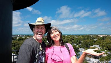 Les Curieux Nomades sont de retour avec de nouvelles vidéos sur la Floride ! (Ici Eric et Anne sont dans le phare de Key West)
