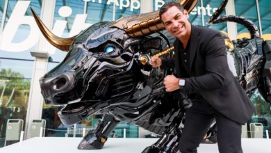 Francis Suarez (maire de Miami) avec le Charging Bull (crédit photo : Twitter de Francis Suarez).