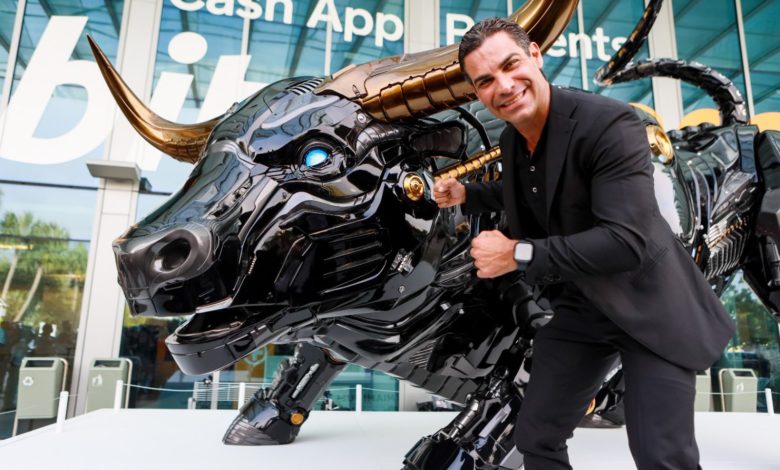 Francis Suarez (maire de Miami) avec le Charging Bull (crédit photo : Twitter de Francis Suarez).