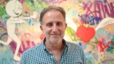 Bernard Markowicz dans son nouvel espace à Little Haiti, devant une peinture de Kai.