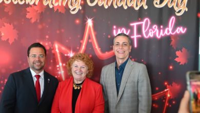 Susan Harper (console générale du Canada) entourée de Josh Levy (maire de Hollywood) et de Ben Sorensen (maire adjoint de Fort Lauderdale) lors de la fête du Canada Day 2022 à Fort Lauderdale en Floride.