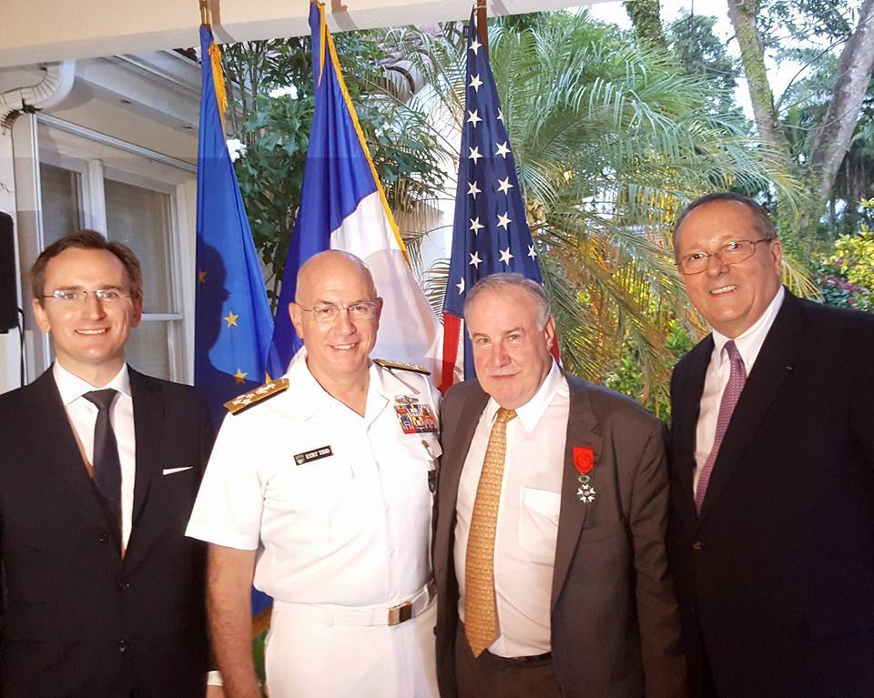 en mai 2017 alors que Steven était élevé Officier de la légion d’honneur, ici avec le consul général Clément Leclerc et le président de l’UFE, Xavier Capdevielle.
