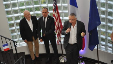 Harold Terrens (vétéran), Vincent Floreani (Consul de France) et Paul Bensabat (Maison de la France) lors du 14 juillet 2022 organisé par le consul à Miami.