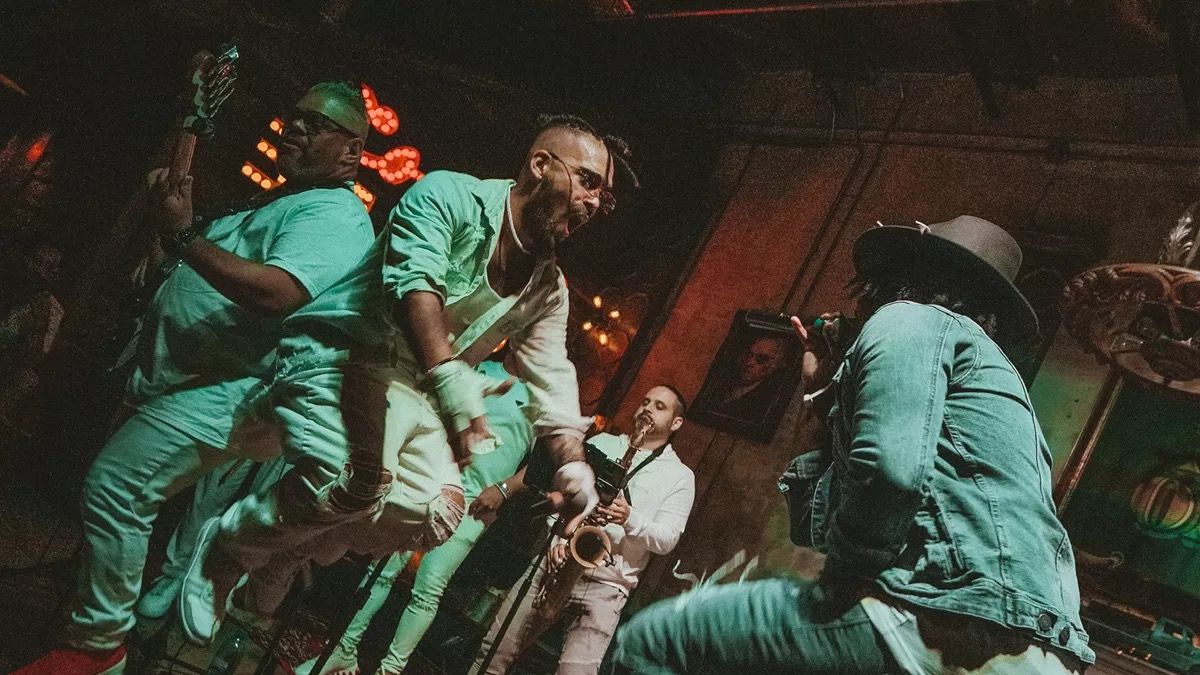 Live on the Plaza: Los Wizzards