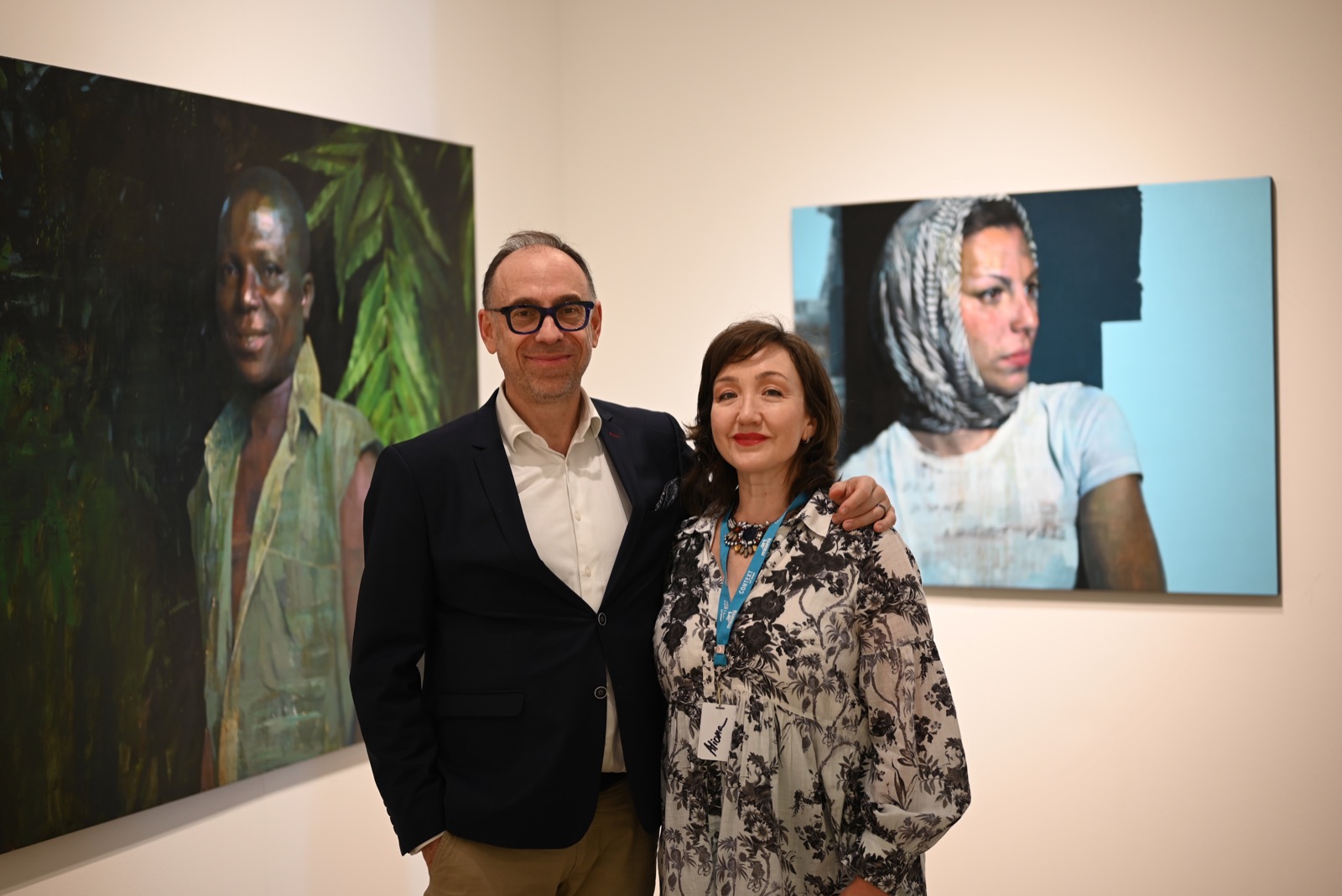 Olivier Waltman et Aliona Ortega devant des toiles de François Bard (Galeries Waltman Ortega Paris/Miami)