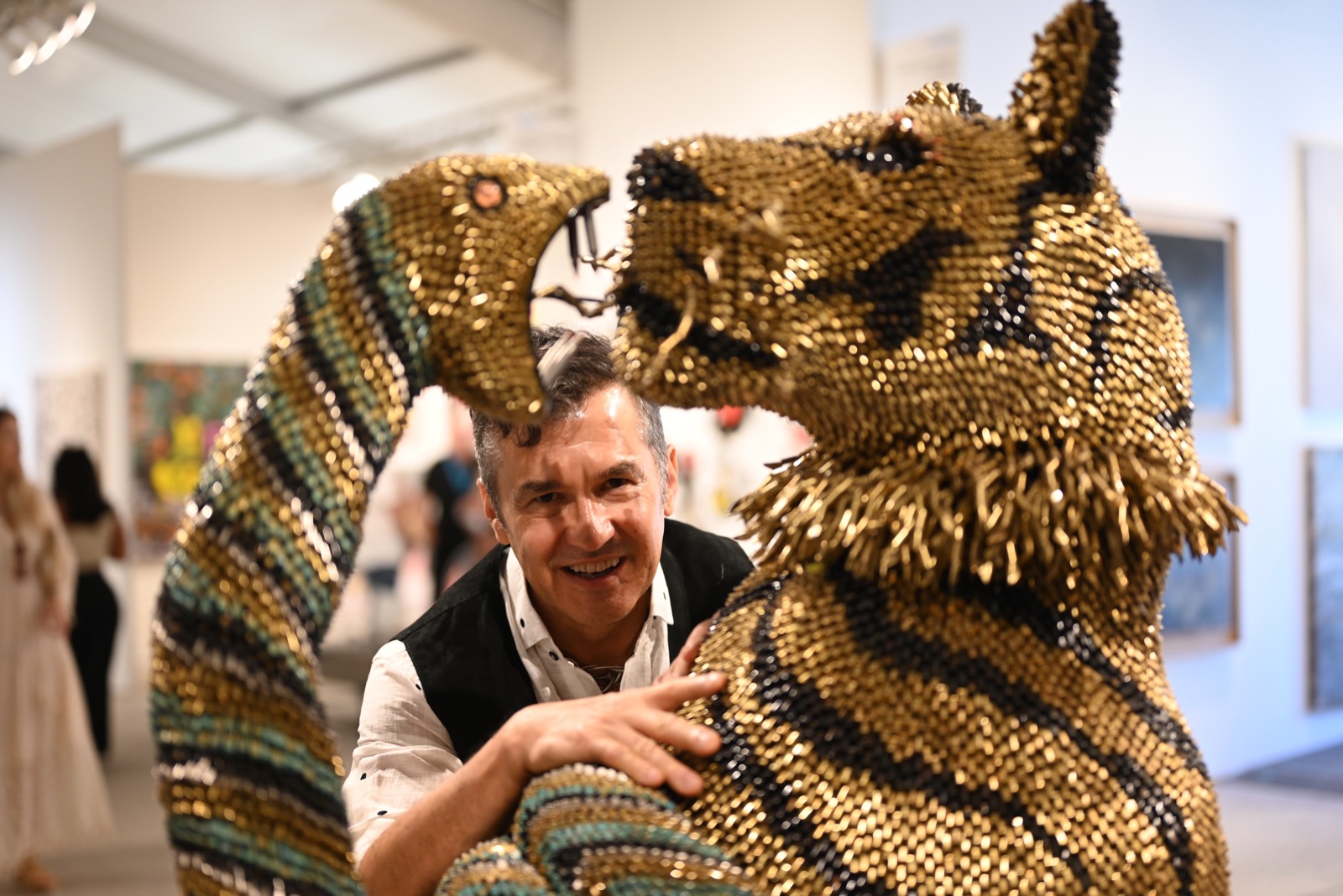 Federico Uribe (basé à Miami) sculpte avec des douilles ou avec des crayons de couleurs... et le public adore ! Ici durant Art Miami 2022.