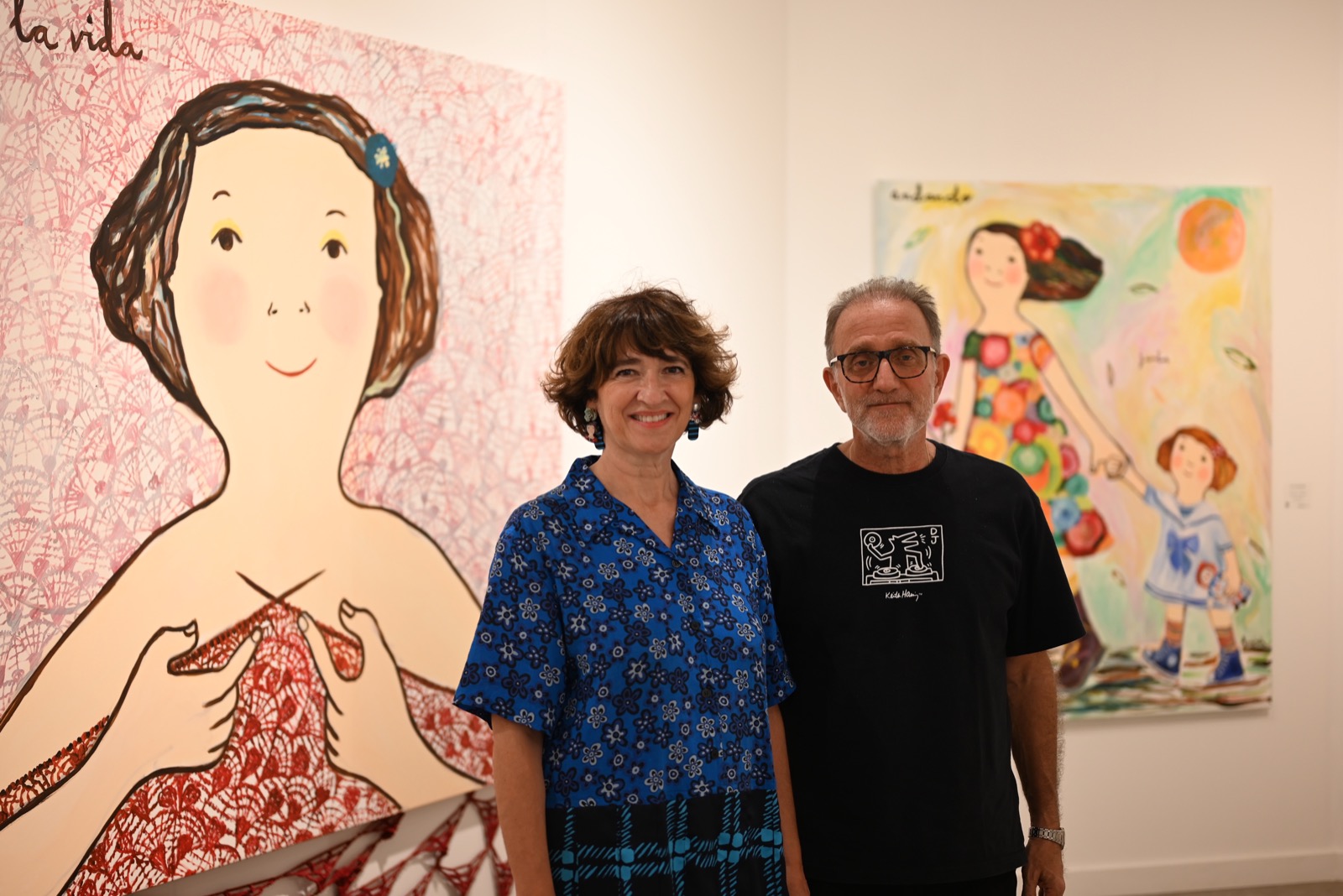 La peintre Eva Armisen avec le galeriste de Miami, Bernard Markowicz, qui avait plusieurs espaces à Art Miami et Context.