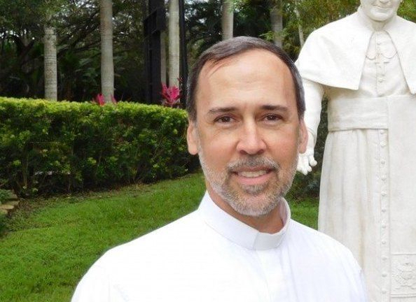 Le Père Alejandro Rodriguez Artola dit la messe en français à Miami