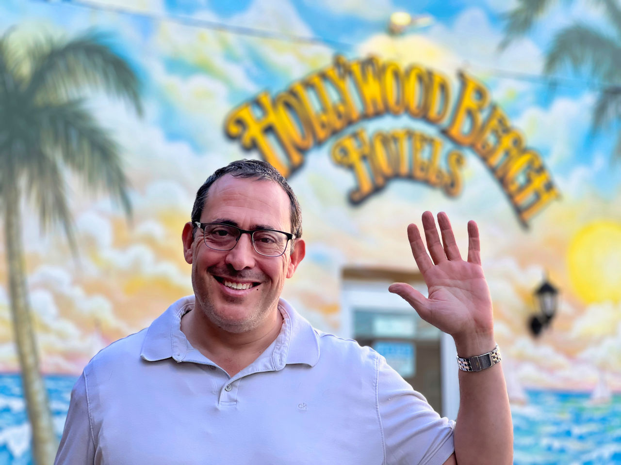 Marc Eisenmann devant l'enseigne de Hollywood Beach Hotels